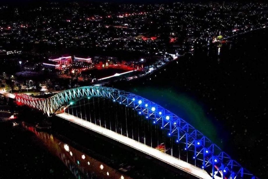 JEMBATAN DENGAN LAMPU HIAS TEMATIK